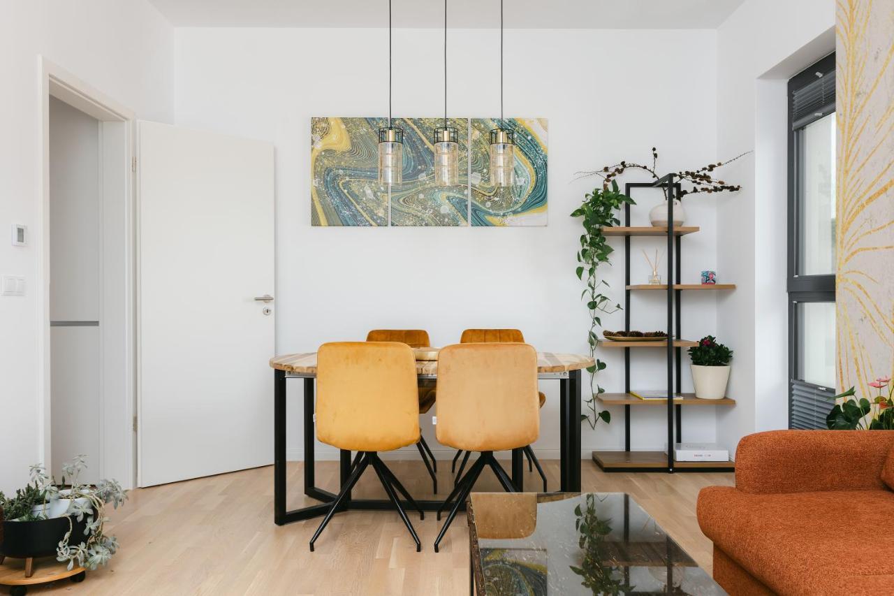 The Forest - Luxe Central Apt With Free Secured Parking Brassó Kültér fotó